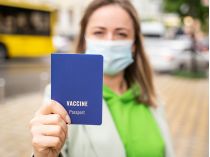 жінка з паспортом вакцинації