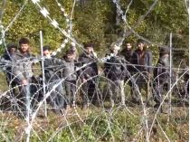 Біженці йдуть: у мережі показали вражаючі колони мігрантів на білорусько-польському кордоні