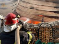 У&nbsp;Києві&nbsp;&mdash; масштабна пожежа: обвалилася частина даху будівлі, розгорнуто штаб