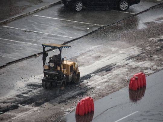 Во время сильнейшего дождя в Киеве коммунальщики занимались поливом клумб: реакция сети