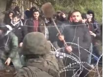 Біженець нападає на польського військового з лопатою