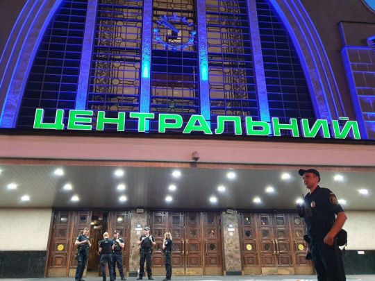 Вниманию пассажиров: в Киеве "доброжелатель" предупредил о минировании всех железнодорожных вокзалов