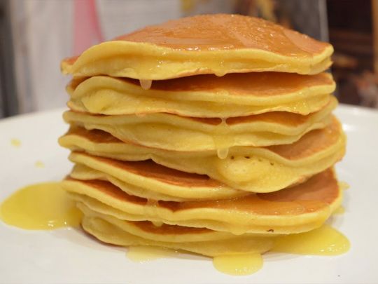 Яскравий, корисний і поживний сніданок: відеорецепт гарбузових панкейків від Лізи Глінської