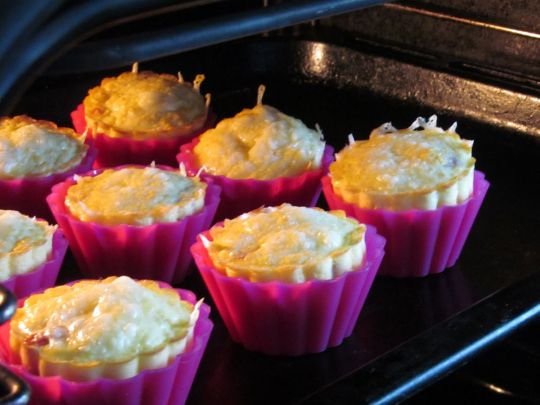 "Отлично подойдет для завтрака": оригинальный рецепт яичницы-маффина из духовки