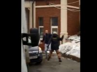 Неадекватный охранник киевской больницы сломал руку посетителю: инцидент попал на видео