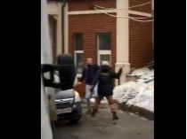 Неадекватний охоронець київської лікарні зламав руку відвідувачу: інцидент потрапив на відео