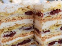 Потрясающе вкусный новогодний "Наполеон": Дмитрий Дорошенко поделился рецептом торта с вишней и заварным кремом