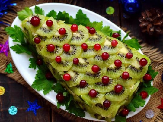 Новогодний салат "Елочка" с киви и клюквой: оригинальное блюдо к празднику