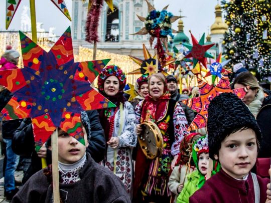 Колядки на Михайлівській площі та майстерклас з виготовлення новорічних прикрас: куди піти в Києві