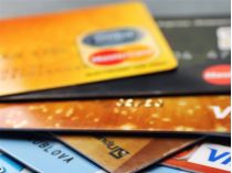 Банки намерены ввести плату за обслуживание карт для выплат: в чем причина