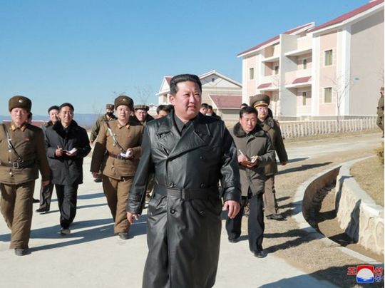 Kim Jong Un con impermeable