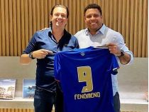 Роналдо с именной футболкой Крузейро