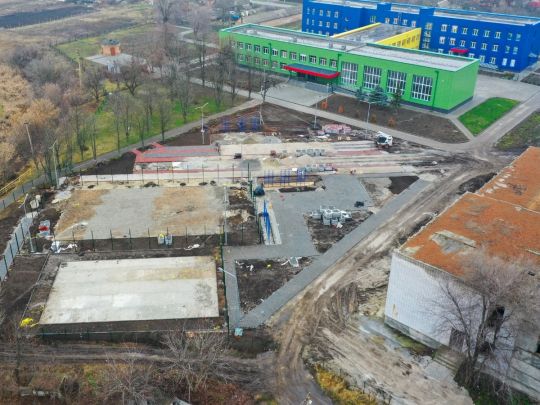В Томаковке на Днепропетровщине строят стадион возле обновленного лицея