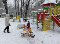 На детской площадке зимой