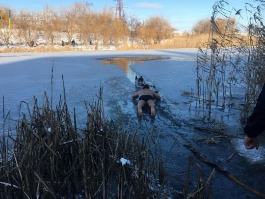 Момент порятунку&nbsp;— Яриніч лежить на льоду та витягує дівчинку з озера