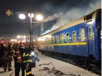 Спавших пассажиров срочно эвакуировали: во Львове тушили вагон поезда Киев - Ужгород
