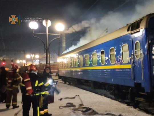 Пасажирів, що спали, терміново евакуювали: у Львові гасили вагон поїзда Київ&nbsp;— Ужгород