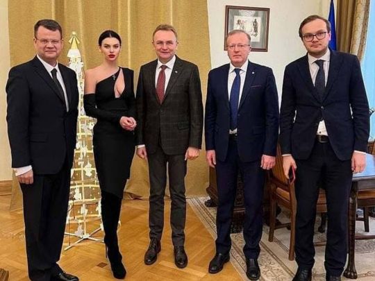 Помічниця заступника міністра «затьмарила» своїми грудьми мера Львова: у мережі розгорівся пікантний скандал