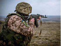 На Донбасі важко поранено українського військового: російські найманці п&#39;ять разів порушили режим припинення вогню