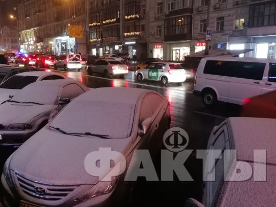 Транспорт у центрі Києва увечері взимку