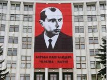Портрет на будівлі обласної адміністрації