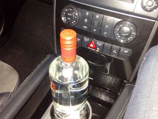Пляшка вина виходить півдня: водіям нагадали, як довго після вживання алкоголю не можна сідати за кермо