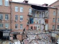 У Харкові впала частина офісної будівлі: фото з місця ЧП