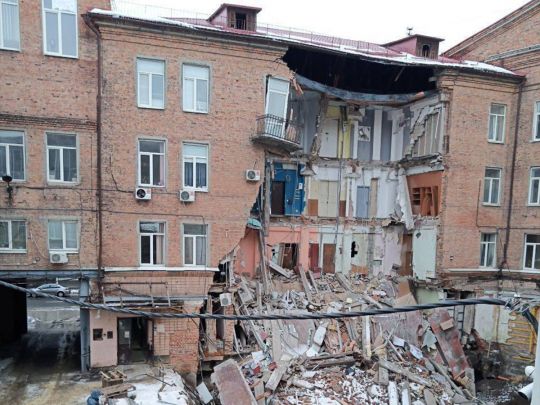 У Харкові впала частина офісної будівлі: фото з місця ЧП