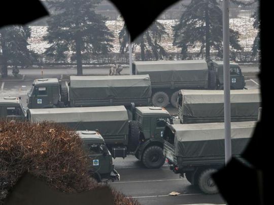 Військові вантажівки на вулиці в Алмати