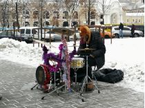 Музыкант зимой в Киеве
