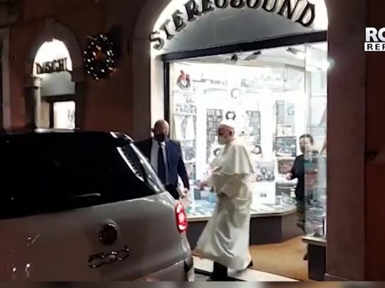 Папа Римский выходит из магазина