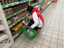 Дівчина у супермаркеті
