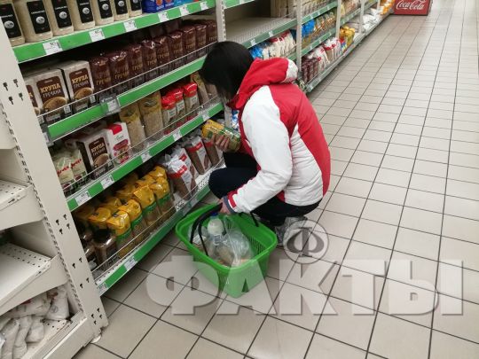Девушка в супермаркете 