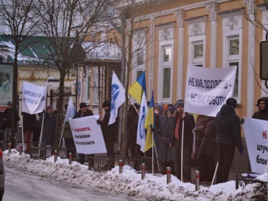 Акция перевозчиков под польским посольством в Киеве