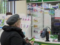 Украинцам старше 60 лет разрешили потратить "ковидную тысячу" в аптеках: что нельзя будет на нее купить