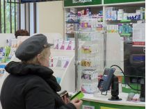 Украинцам старше 60 лет разрешили потратить "ковидную тысячу" в аптеках: что нельзя будет на нее купить