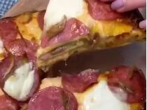 пицца с колбасой