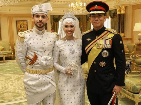 Принцеса Фадзілла з нареченим та братом