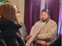 Развращала и насиловала: в Киеве мать четыре года снимала своих детей в порно