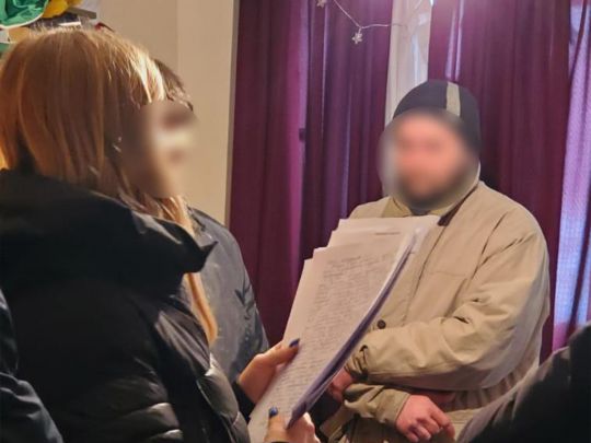 Розбещувала і ґвалтувала: у Києві мати чотири роки знімала своїх дітей у порно