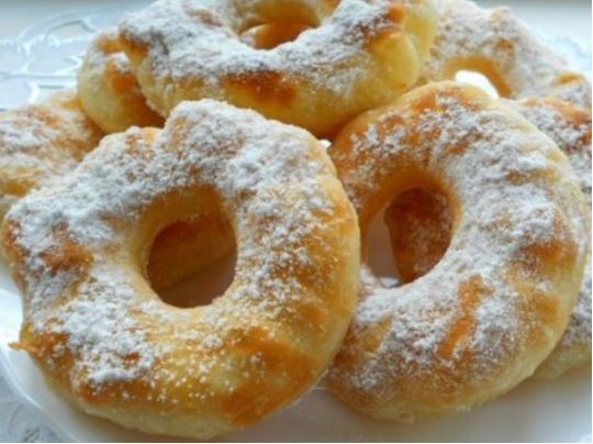 Пончики с сахарной пудрой на кефире: пошаговый рецепт вкусняшек к чаю