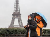 Люди в медицинских масках в Париже
