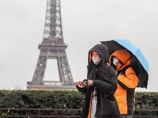 Люди в медицинских масках в Париже
