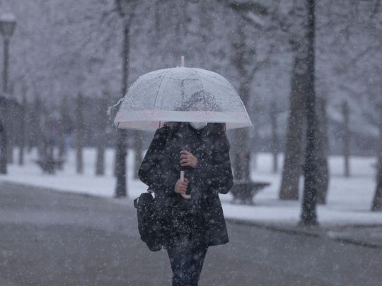 Дівчина під парасолькою - йде сніг