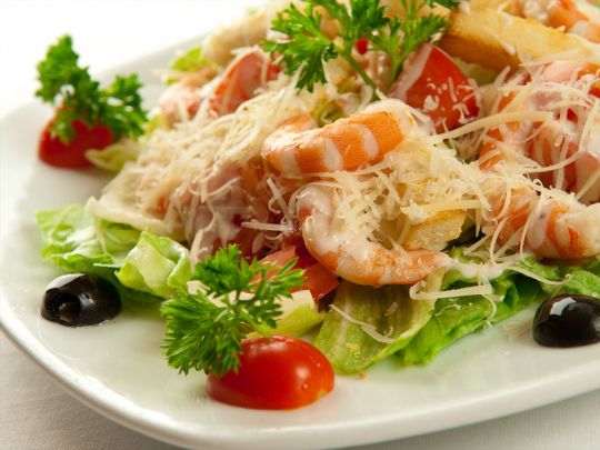 Салат "Цезарь": любимое угощение гостей за праздничным столом – как его сделать вкуснее, чем в ресторане