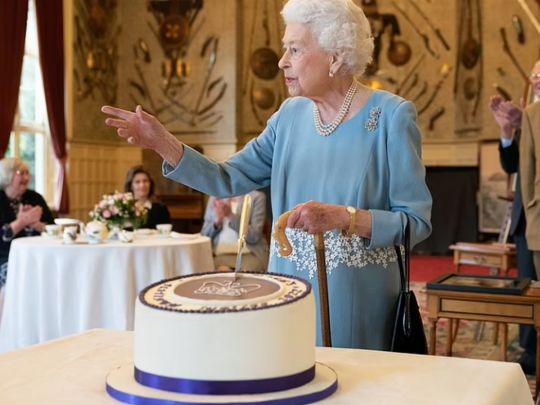 Королева Єлизавета з тортом