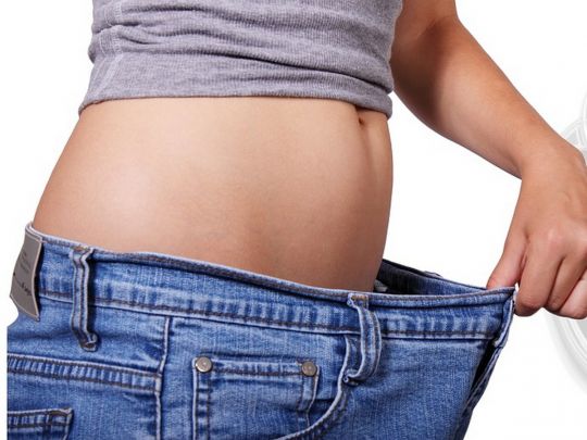 Схудла жінка в джинсах
