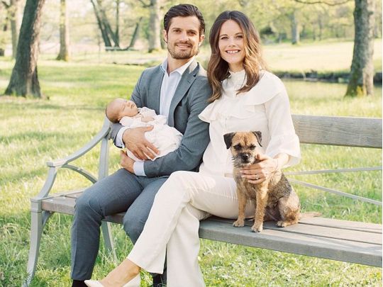 Принц Карл Філіп з дружиною, дитиною та собакою