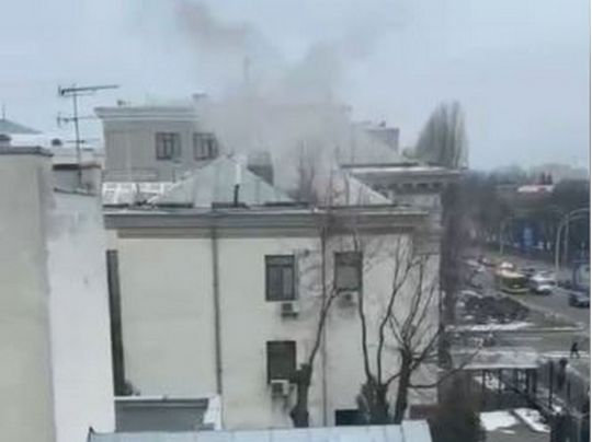 Дим над посольством РФ у Києві