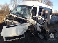 Під Києвом зіткнулися маршрутка та легковий автомобіль: є постраждалі